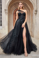 Allure's Enchanting Gown: Captivating Sweetheart and Floral Appliques