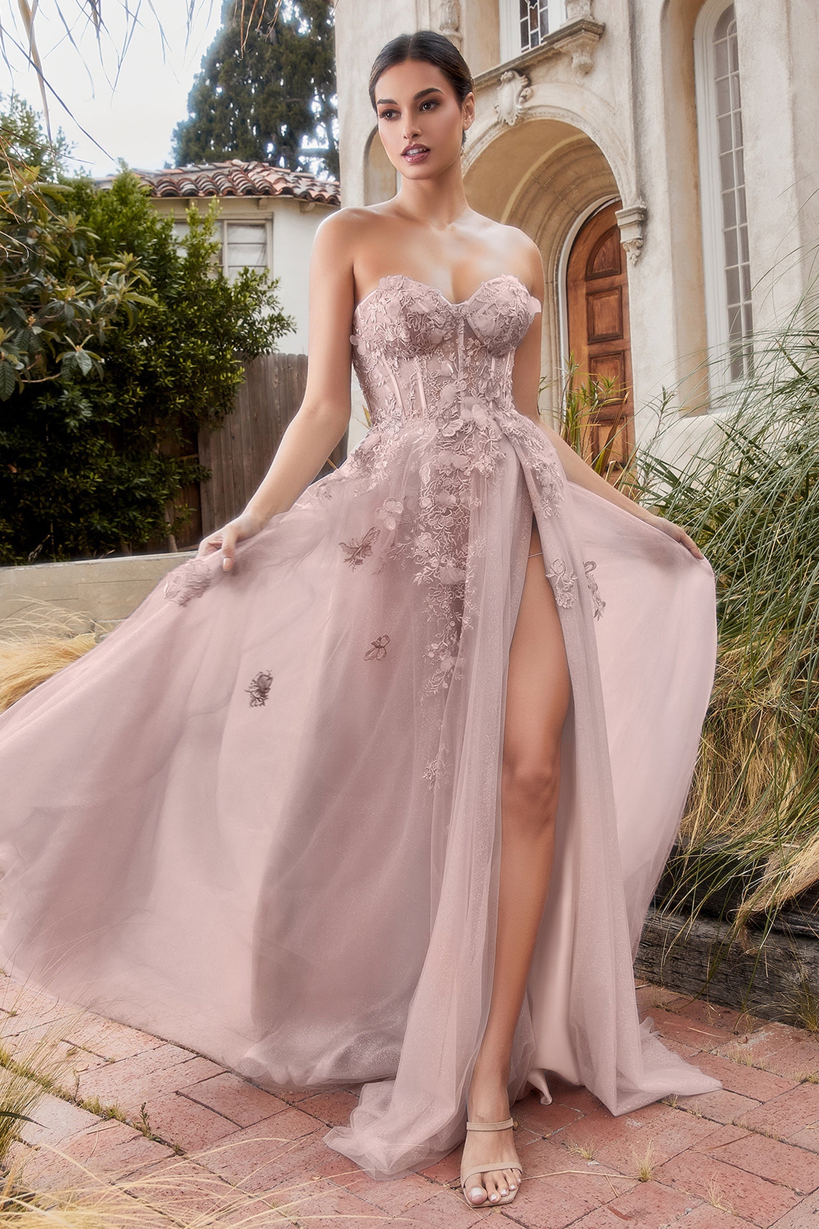 Enchanting Tulle Strapless Gown: A Vision of Grace and Allure