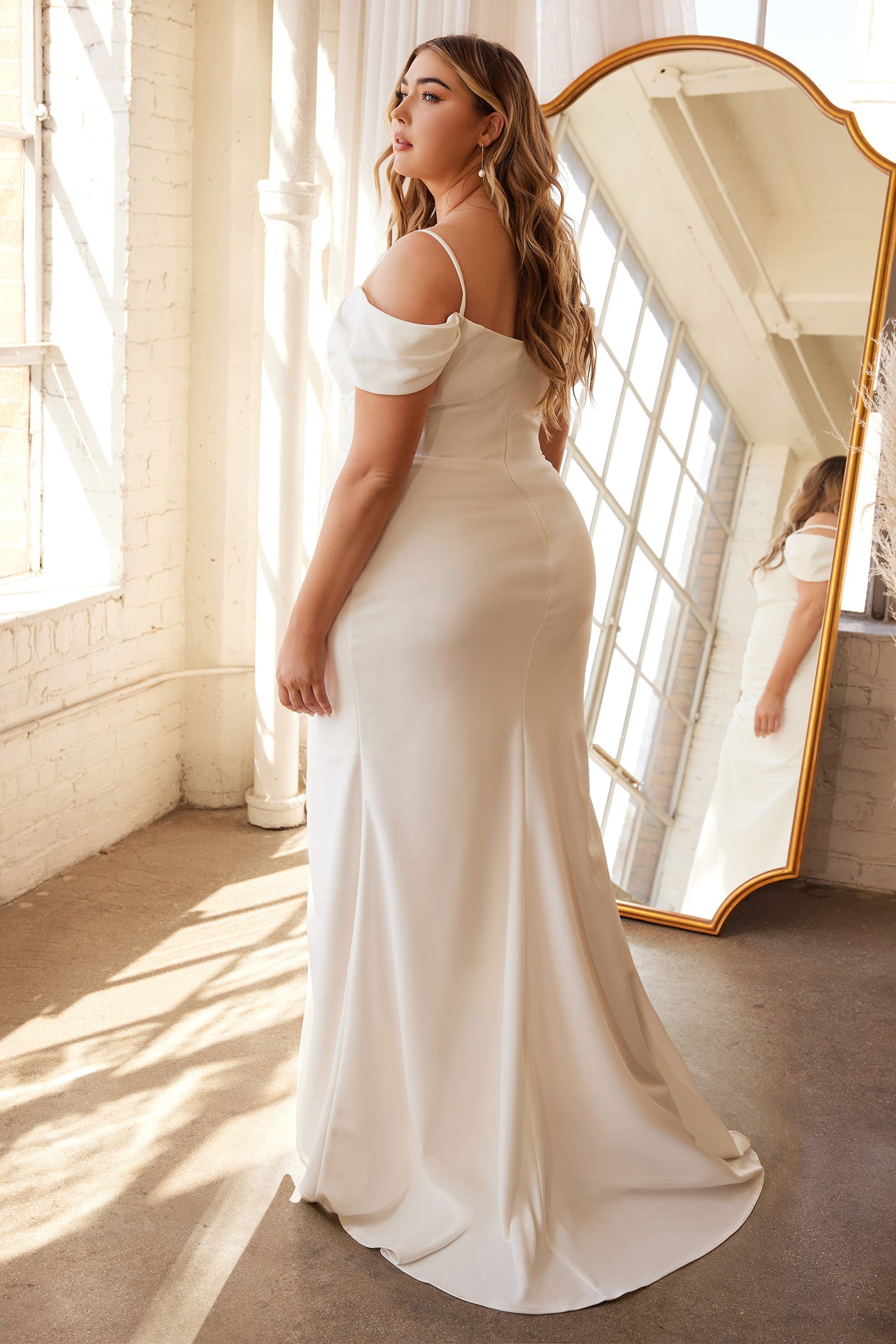 **Cinderella Divine KV1057W: Enchanting Plus-Size Wedding Dress**