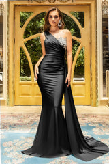 Enchanting Asymmetry: Portia and Scarlett's One-Shoulder Trumpet Gown