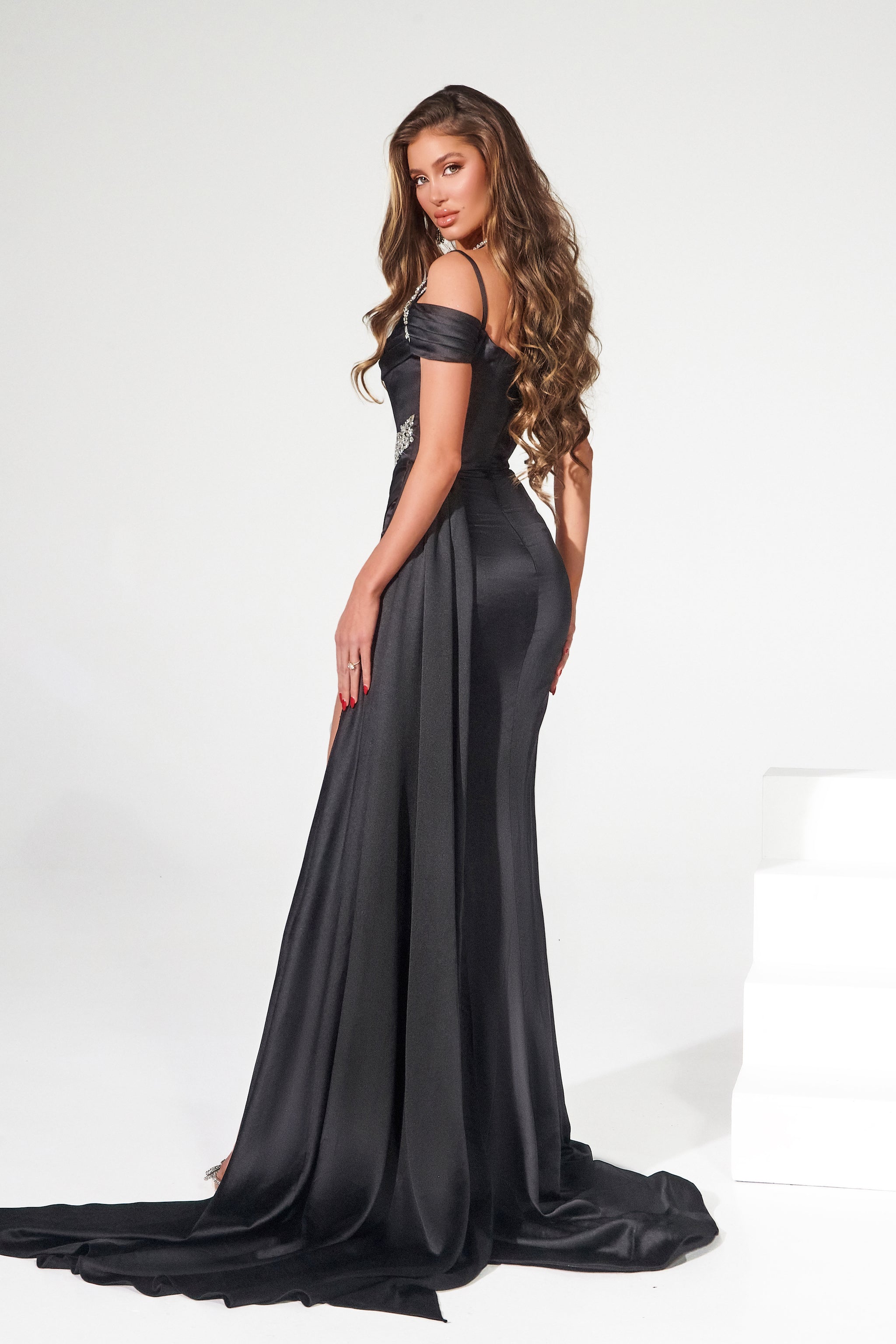 **Portia and Scarlett: The Alluring Off-Shoulder Mermaid Dress for Unforgettable Occasions**