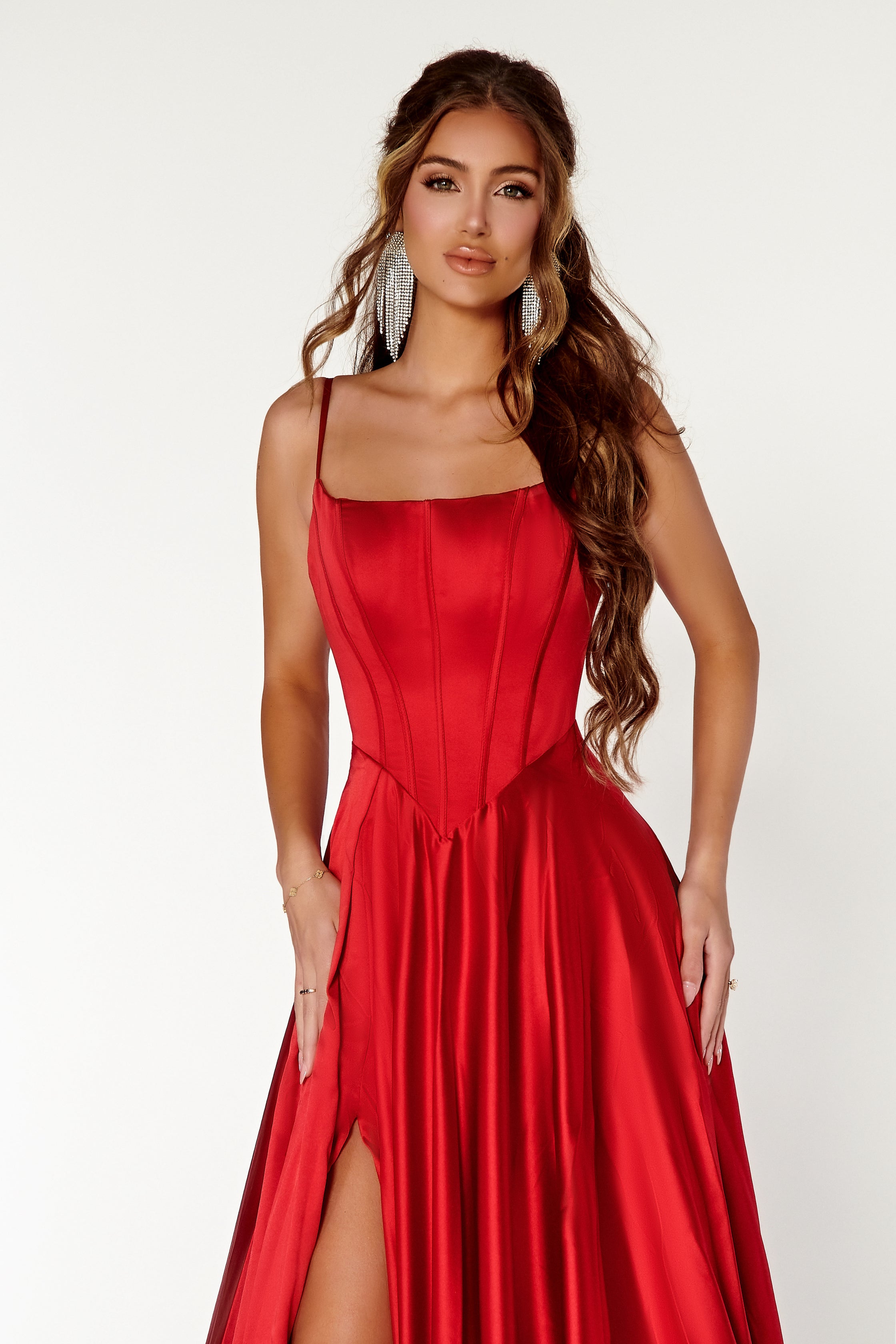 **Enchanting Elegance: Portia and Scarlett's Sculpting Silhouette Gown**