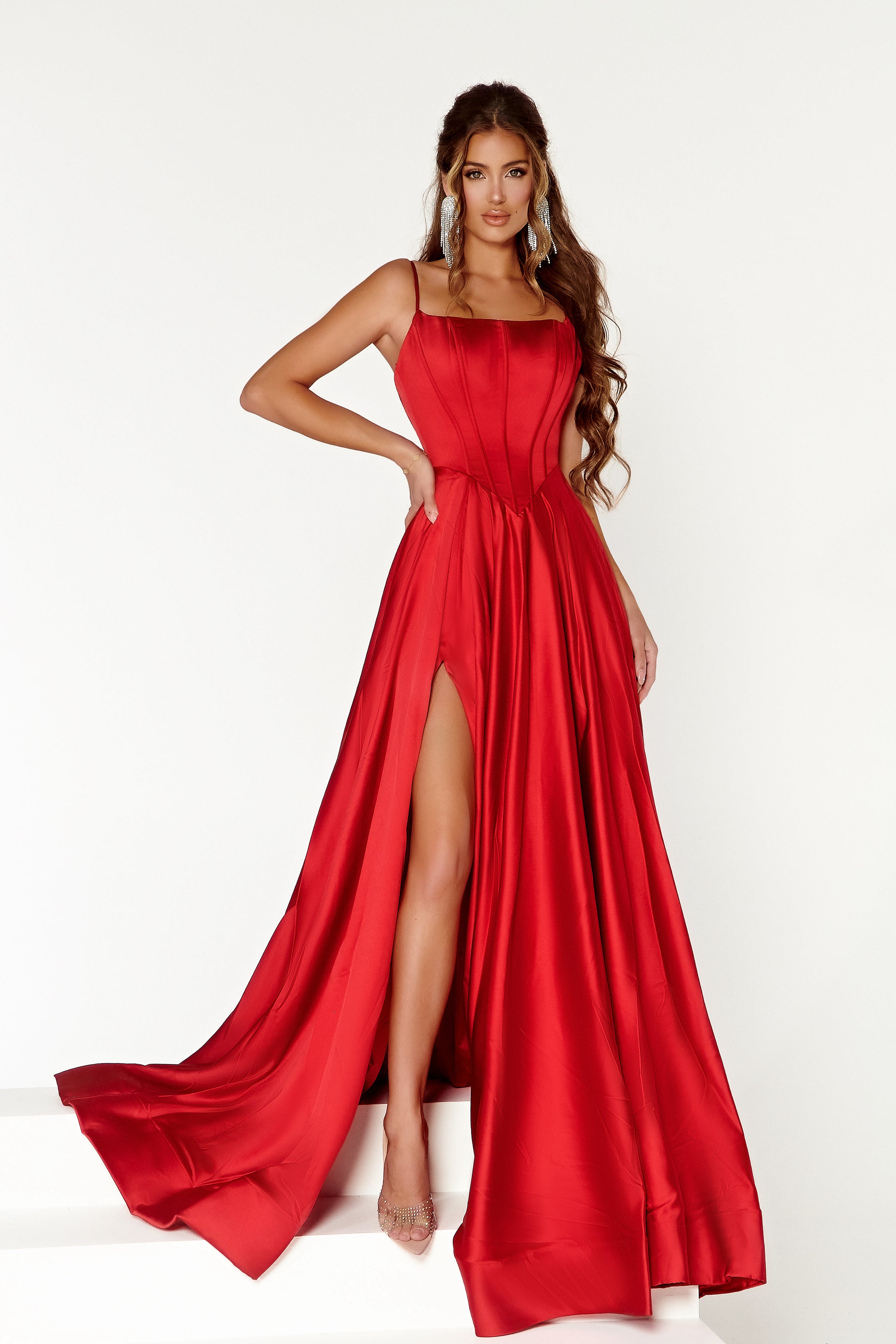 **Enchanting Elegance: Portia and Scarlett's Sculpting Silhouette Gown**