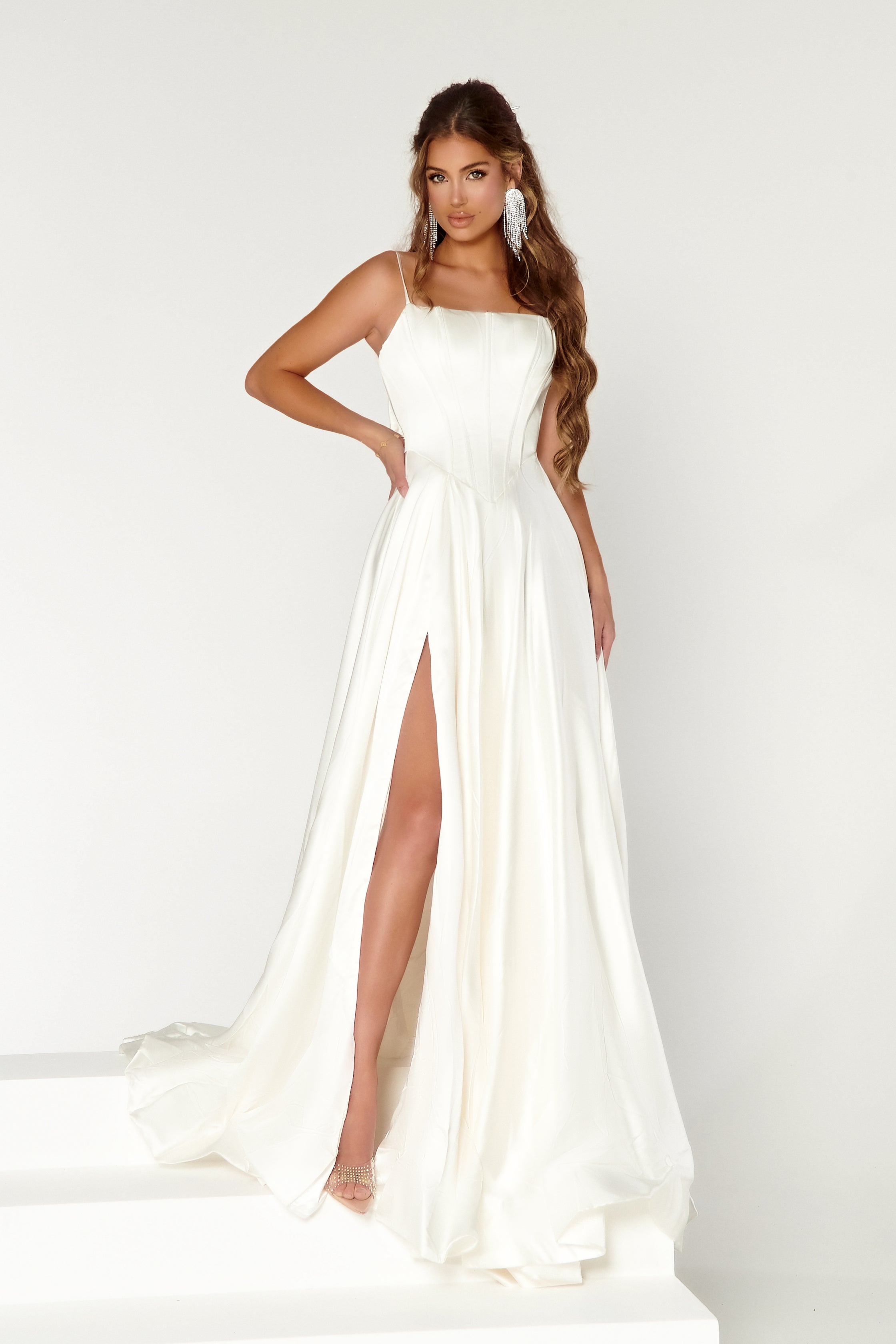 **Enchanting Elegance: Portia and Scarlett's Sculpting Silhouette Gown**