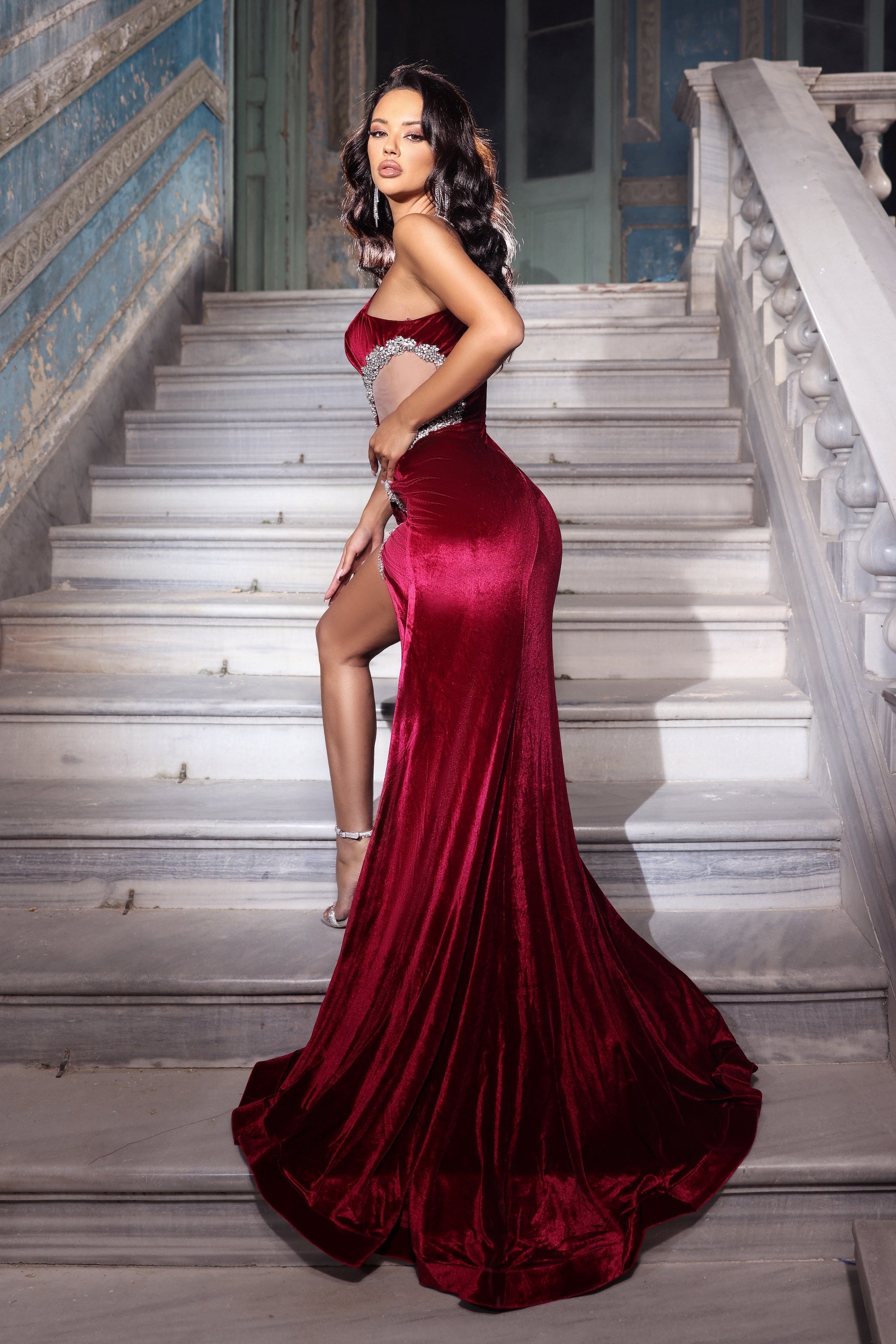 Captivating Curves: Shimmering Portia and Scarlett Gown for Unforgettable Occasions